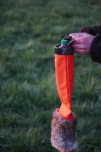 Firedog Dummy 3-teilig 500 g befüllbar orange mit Kaninchenfellring